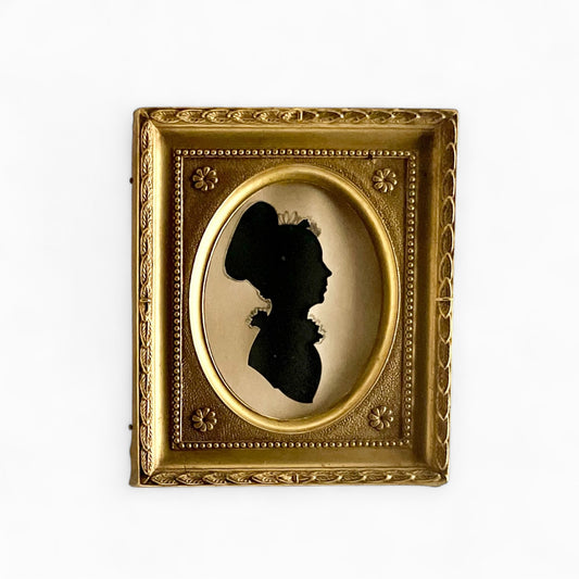 Small silhouette on gold medaillon