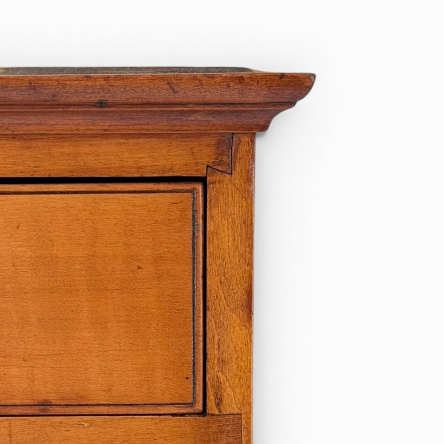 Antique American Federal cherry chest of drawer